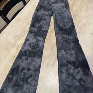 Lululemon Groove super high rise flare size 6 diamond dye